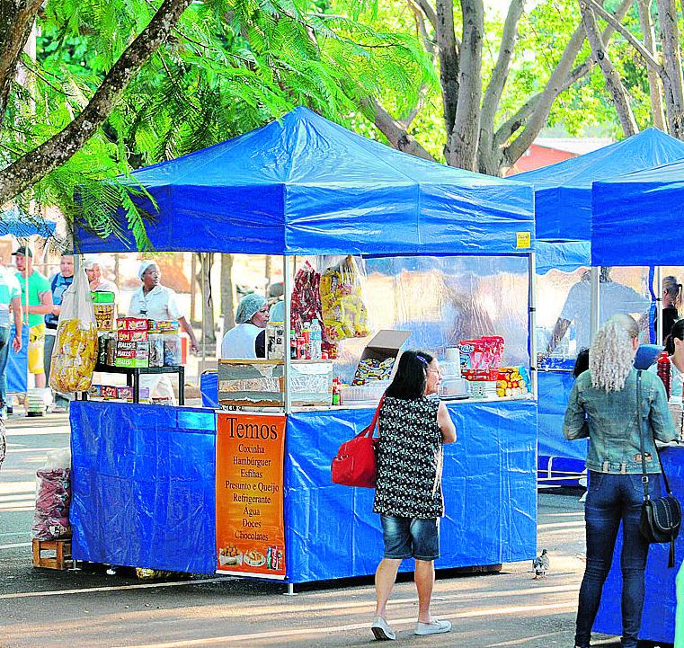 Movimentação na "praça de alimentação" alternativa montada perto do estacionamento das ambulâncias (Dominique Torquato/AAN)