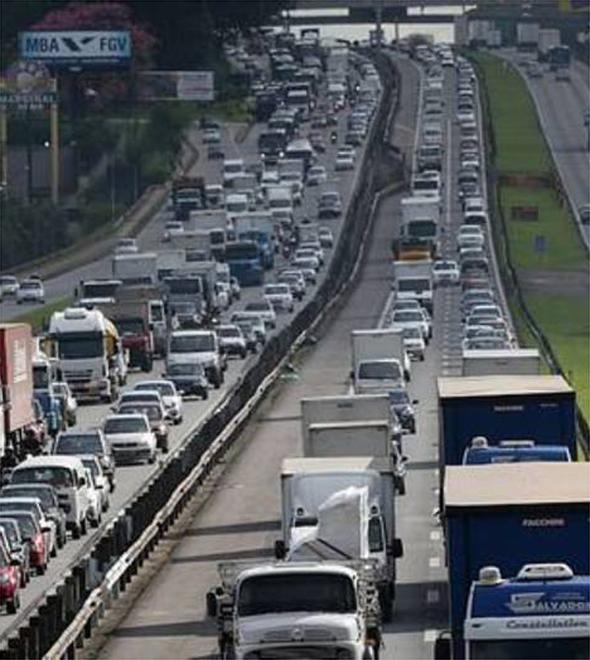 Segundo a CCR Nova Dutra, houve uma colisão entre uma moto e uma carreta na via lateral da estrada (Tiago Queiroz/Estadão)
