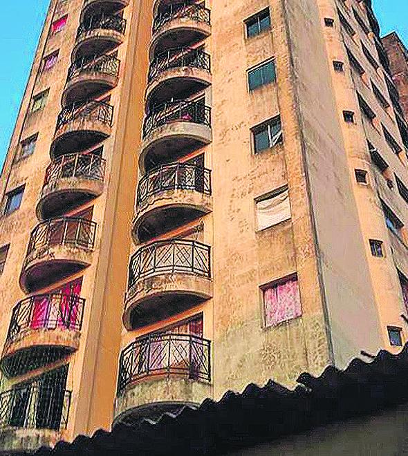 Prédio na Rua Alberto Ferraz de Abreu, em frente a uma praça no Guanabara, está abandonado, mas ocupado (Renato Piovesan)