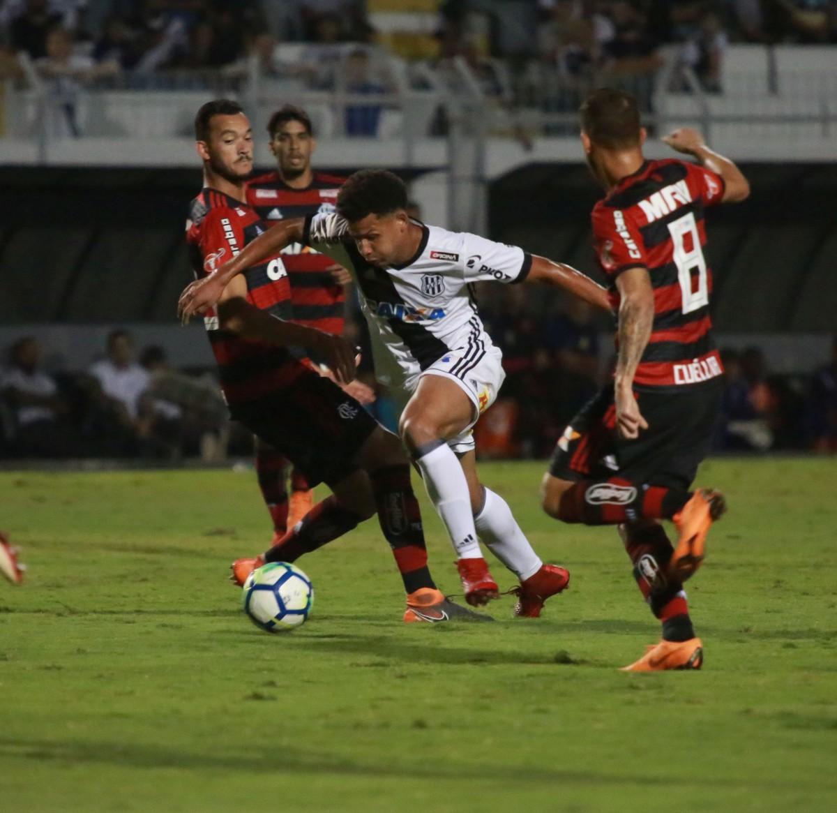 Felippe Cardoso dribla o zagueiro Réver durante a jogo de quarta-feira contra o Flamengo: atacante teve chance de empatar, mas acertou o travessão (Leandro Ferreira/AAN)