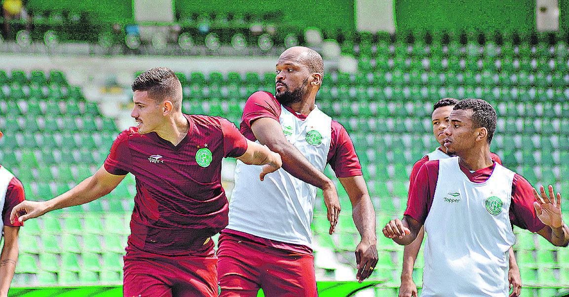 Edson Silva (centro) já está escalado para o jogo de sábado, mas seu companheiro na zaga está indefinido (Guarani Press)
