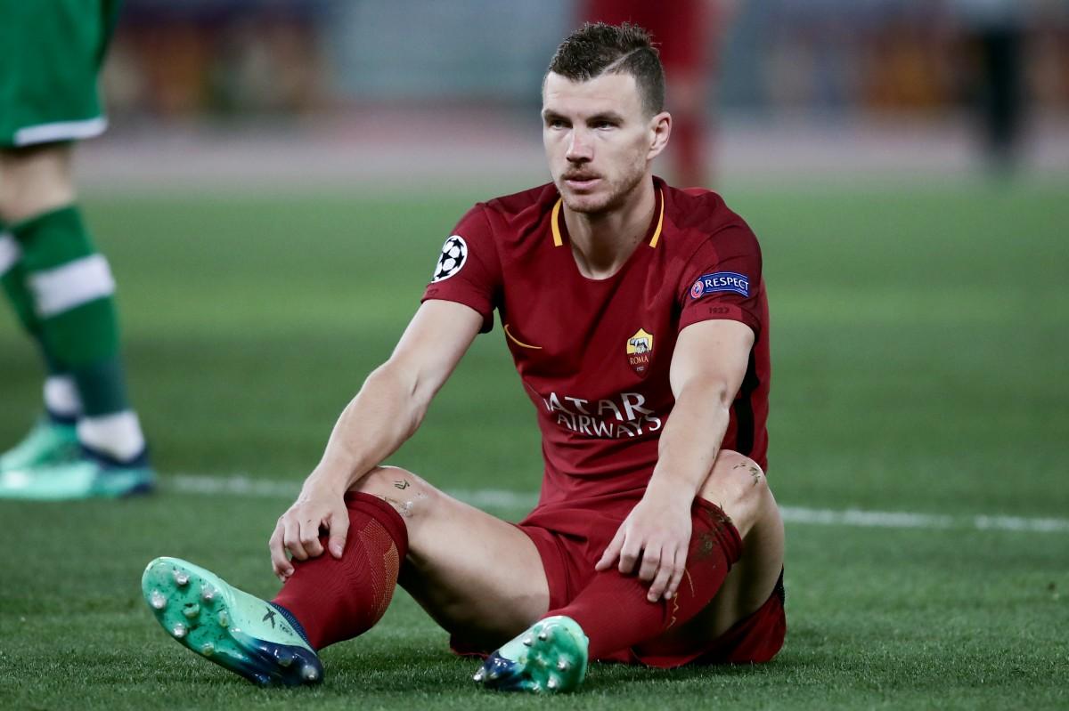 Edin D?eko, atacante da Roma, decepcionado após eliminação do clube italiano (AFP)