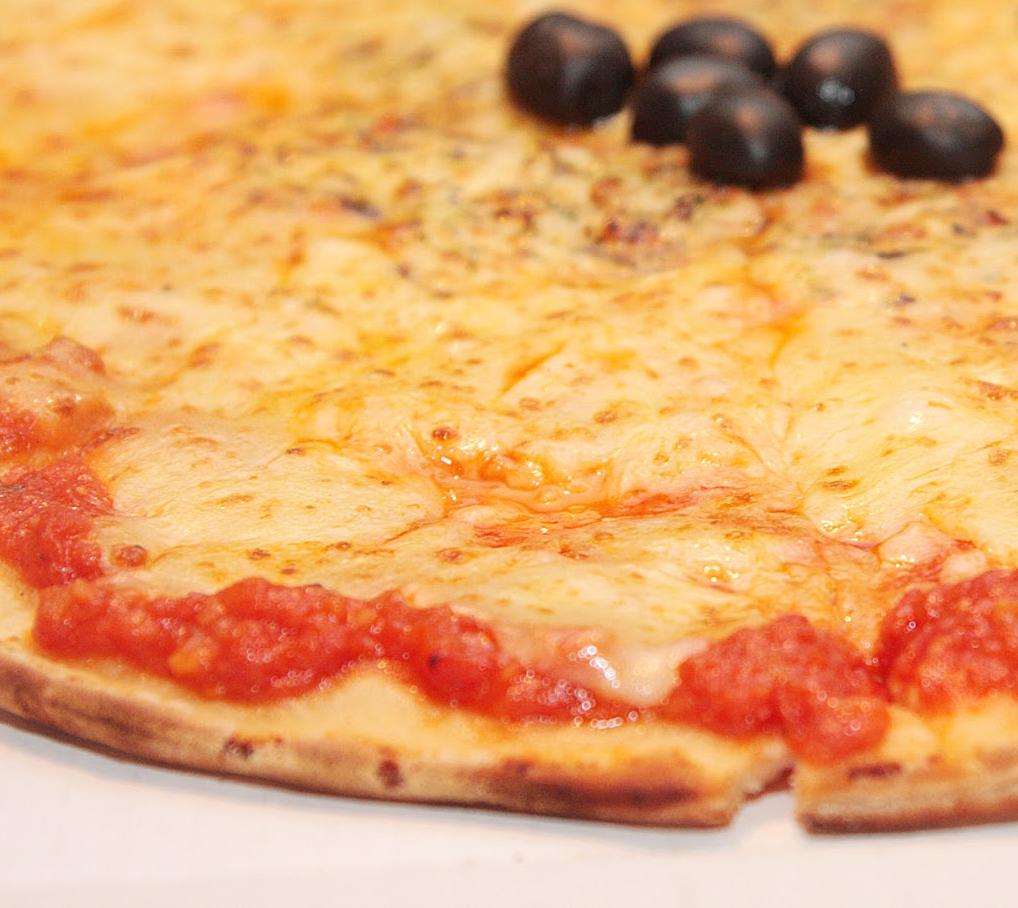 As pizzas estarão disponíveis nos sabores muçarela ou calabresa, por R$ 25 cada (Reprodução)