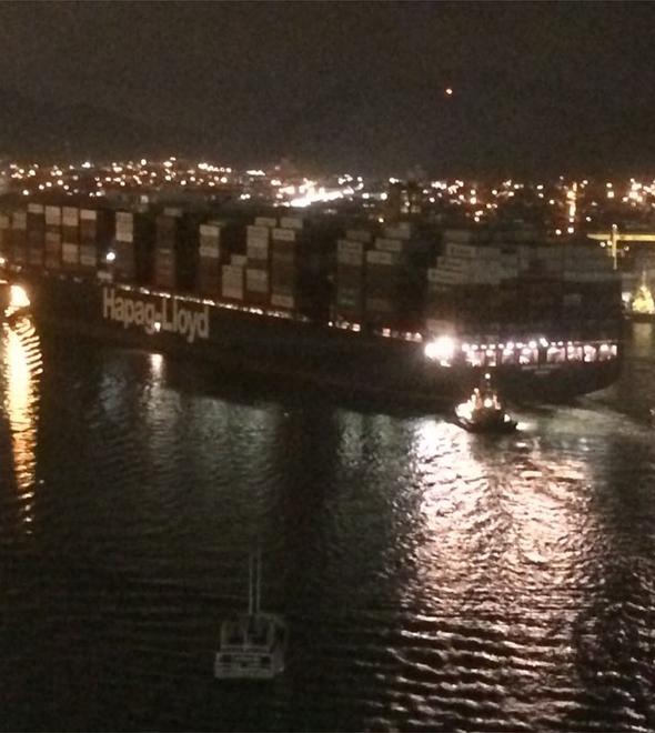 Navio de contêineres colide com 3 balsas (Divulgação)