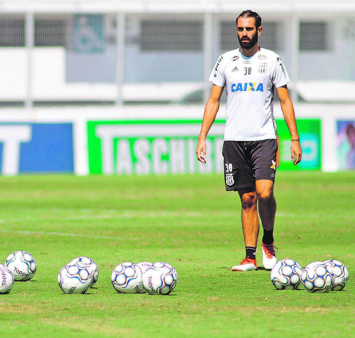 O zagueiro Renan Fonseca durante treino no Moisés Lucarelli: alvinegra vem de derrota em casa diante do Londrina pela Série B do Brasileiro (DENNY CESARE)