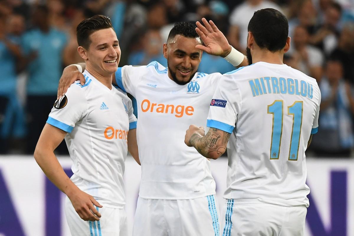 Elenco do Olympique de Marseille comemorando o gol contra Red Bull Salzburg (AFP)