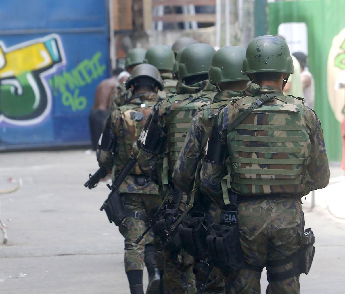 Policiais do Exército durante operação na Favela da Rocinha, no ano passado: envio das tropas campineiras ao Rio tem data mantida sob sigilo (REGINALDO PIMENTA)