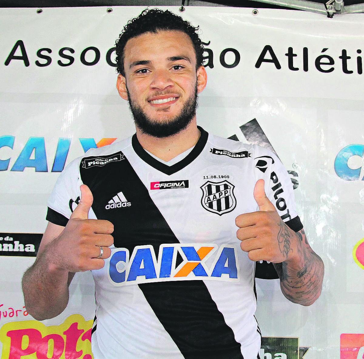 Comparado a William Pottker por seu porte físico, o atacante André Luís foi apresentado terça-feira, embora já tenha entrado em campo em dois jogos (Estadão Conteúdo)