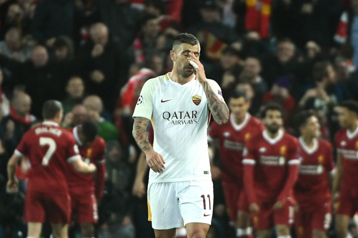 Jogador da Roma desolado após sofrer o quinto gol (AFP)