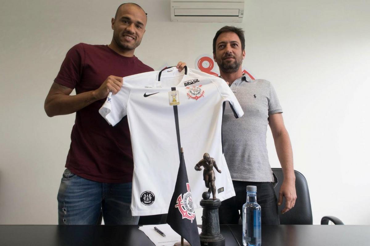 Roger é oficializado como reforço corintiano e diz: 'Realizo sonho de criança' (Divulgação)