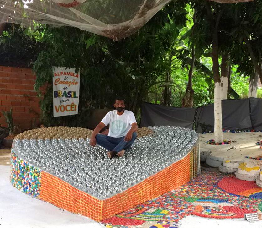 Boro não vê a hora de "reinar" no centro do seu coração ambientalmente correto; as intervenções do morador já são famosas em todo o bairror
 (Yasmin Rachid/Especial para a AAN)