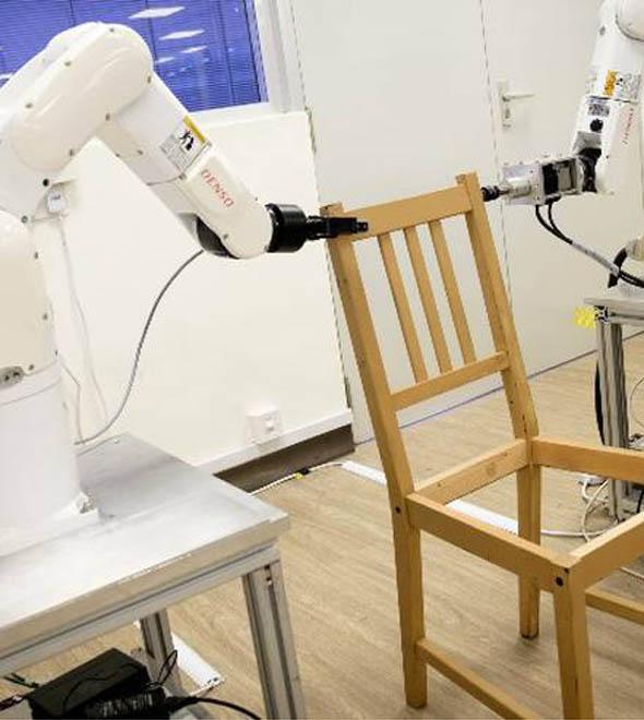 O robô pode montar a cadeira Ikea em oito minutos e 55 segundos. (Handout / NTU SINGAPORE / AFP)