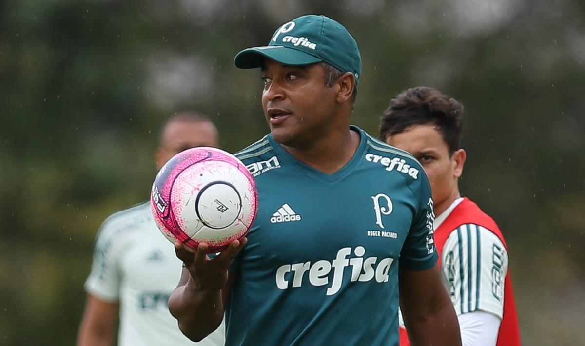 O técnico Roger Machado durante treinamento no Palmeiras (Divulgação)