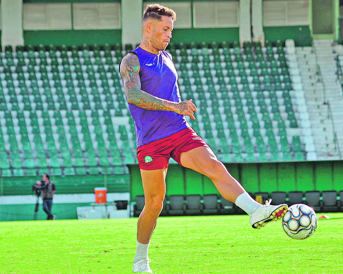 O volante Baraka disputou os últimos jogos da Série A2 com dores, mas agora está recuperado e joga sábado (Guarani Press)