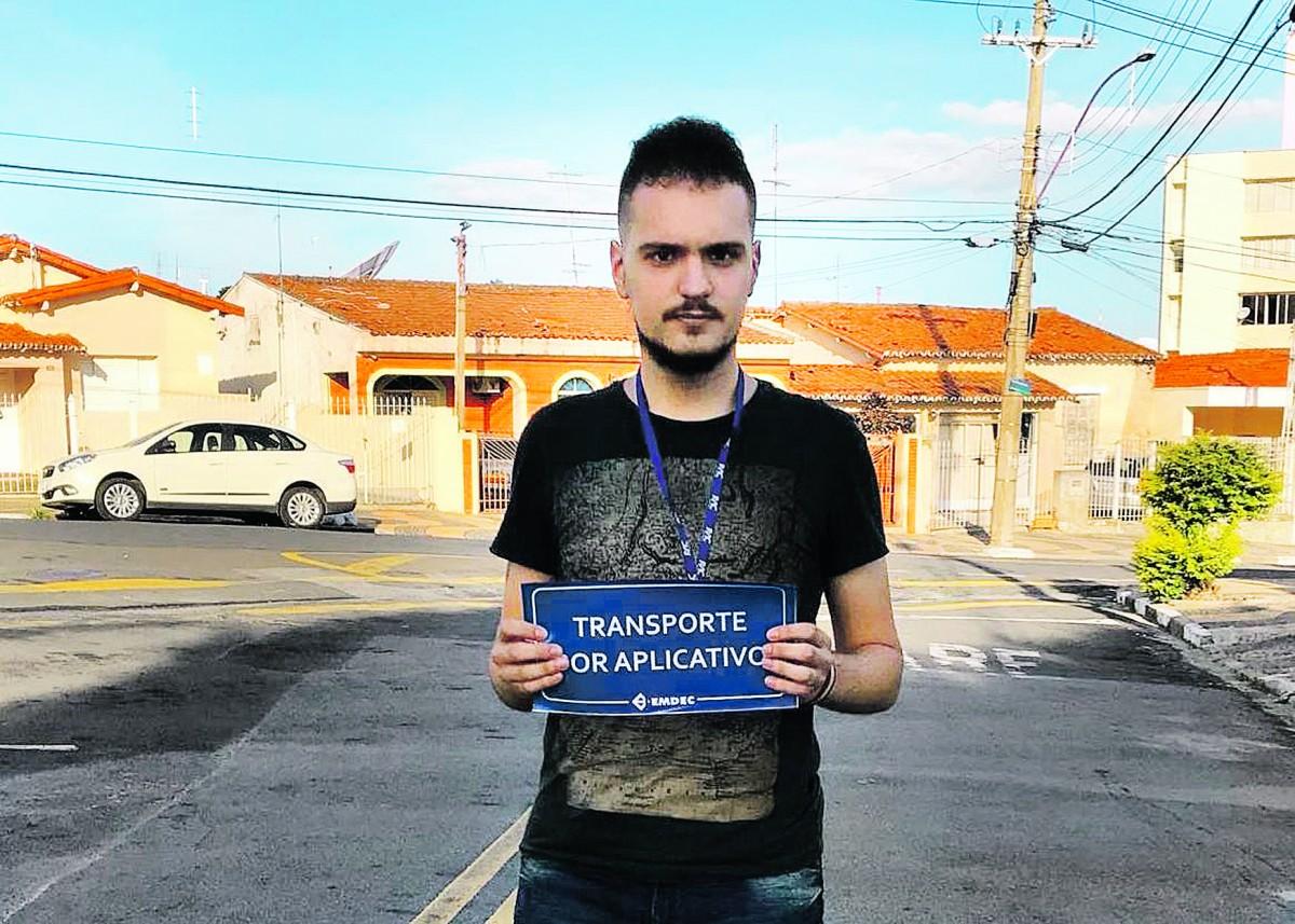 O repórter Henrique Hein foi às ruas e adquiriu por R$ 40 um par de adesivos: em nenhum momento jornalista foi questionado se era motorista de veículo de transporte por aplicativo  (Carlos Henrique/AAN)