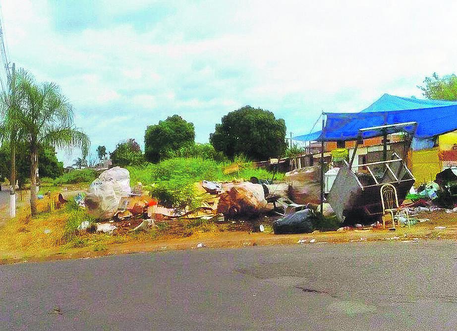 Terreno coberto de lixo na Rua Uruguai, no Jardim São Judas Tadeu, em Sumaré: problema dividido (Divulgação)