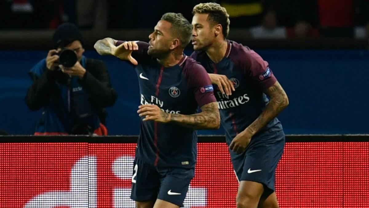 Daniel Alves e Neymar reeditam parceria de sucesso no Paris Saint Germain ( )