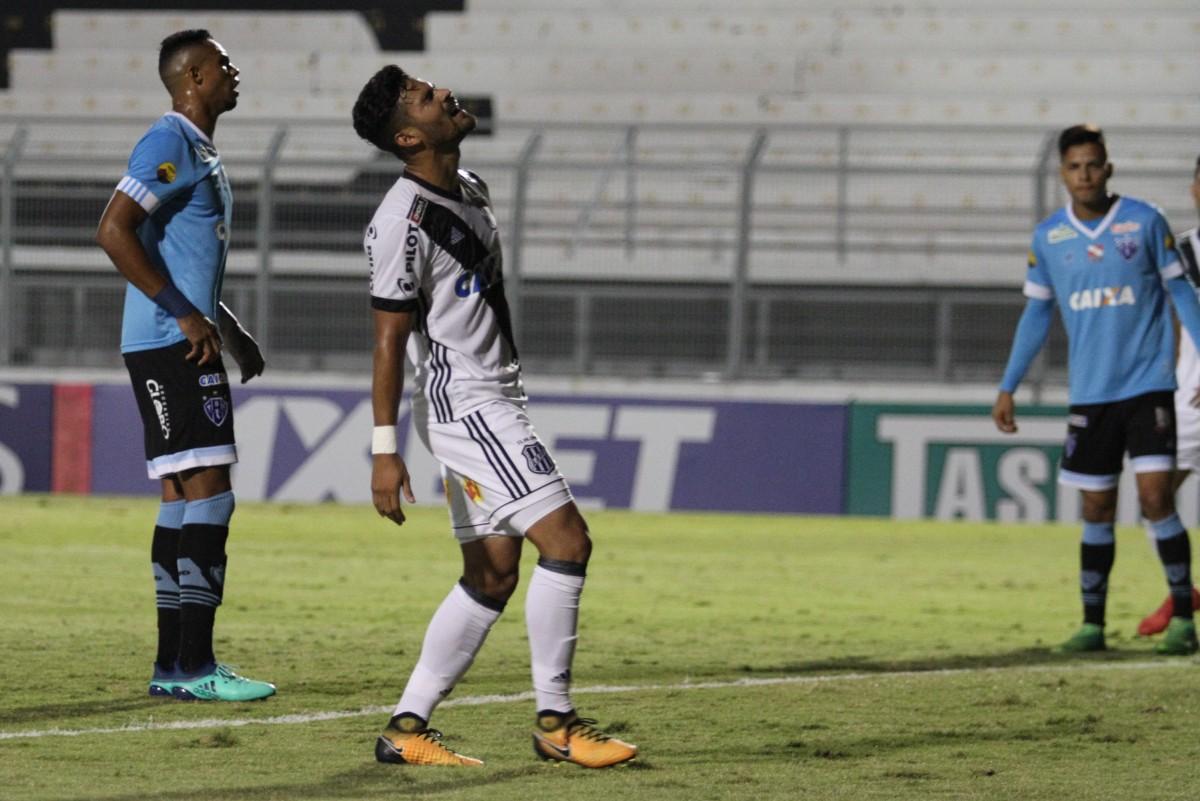 O lateral-direito Tony lamenta no Moisés Lucarelli: estreia na Série B com derrota (Luciano Claudino/EC)