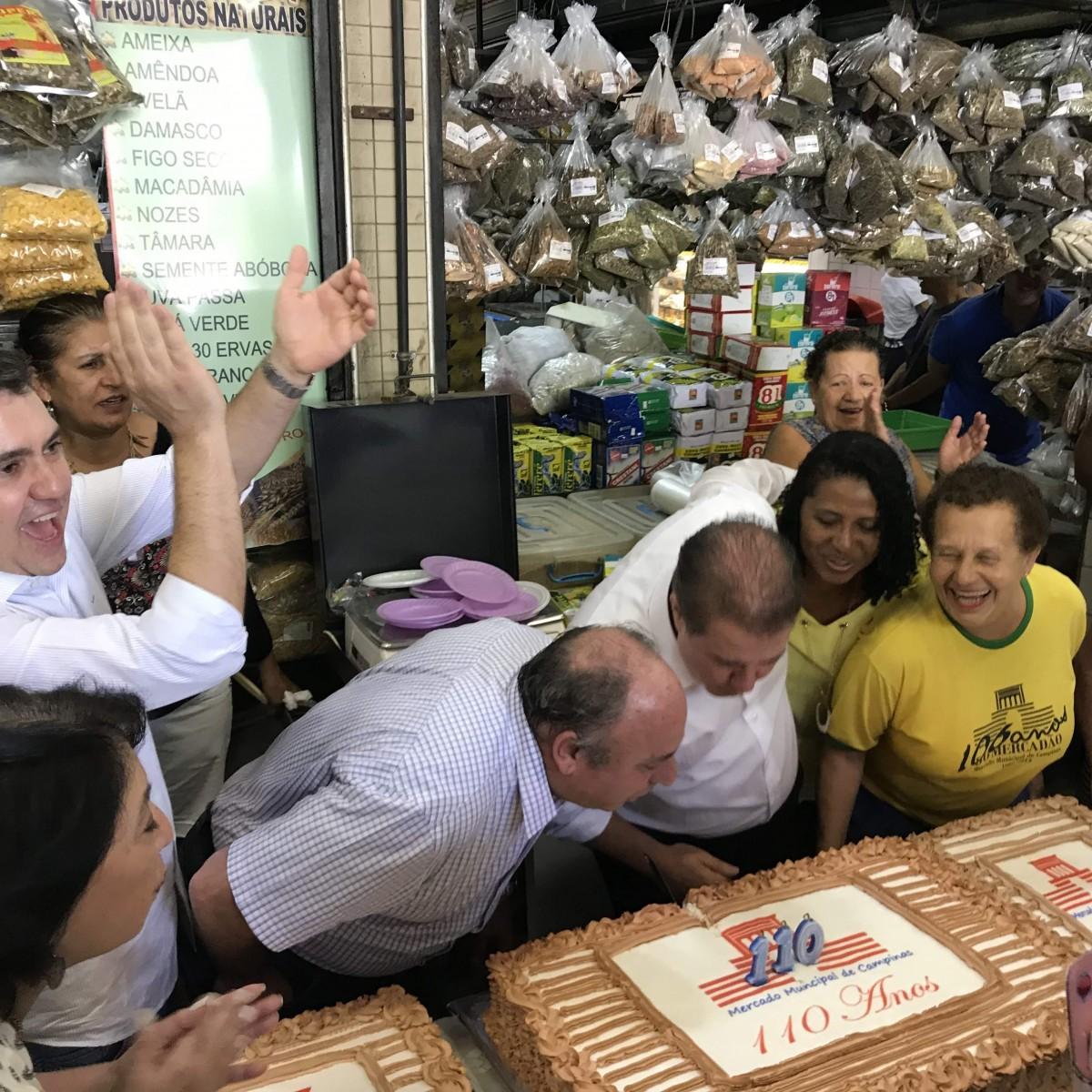 Multidão comemorou 110 anos do Mercadão Municipal (Divulgação)