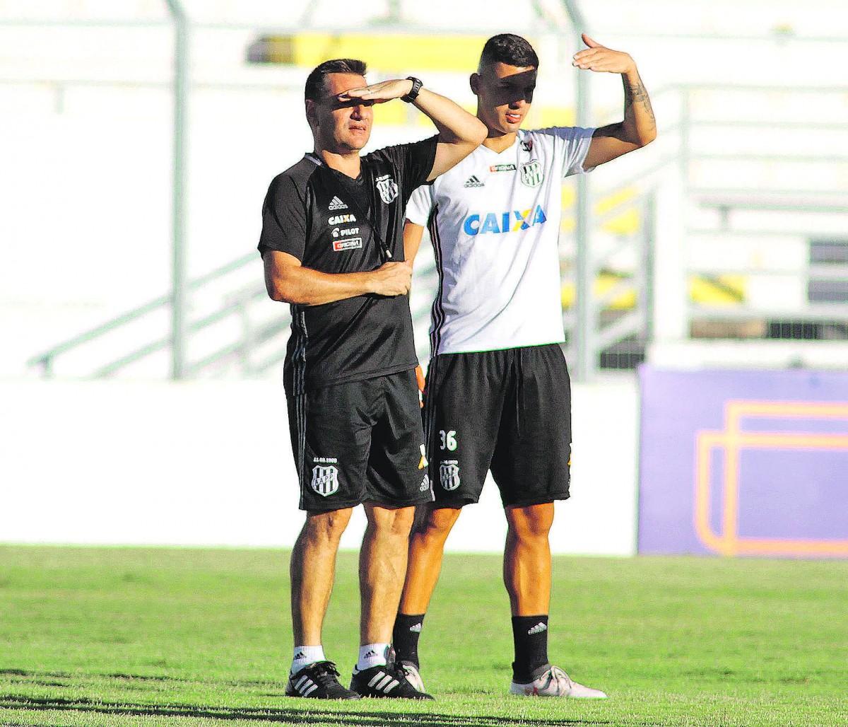 O técnico Doriva protege o rosto do sol em treino: "Cada jogo é uma decisão e a estreia é tão importante quanto a partida da última rodada" (Estadão Conteúdo)