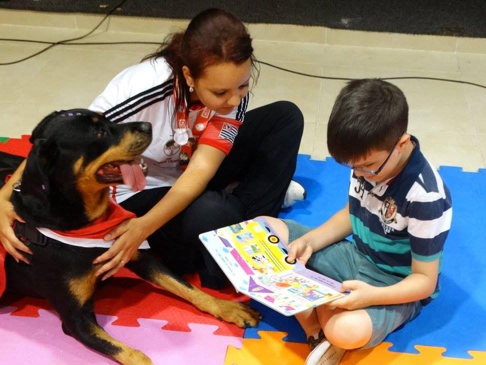 Cãotadores de Histórias ajudam crianças na alfabetização. (Divulgação)