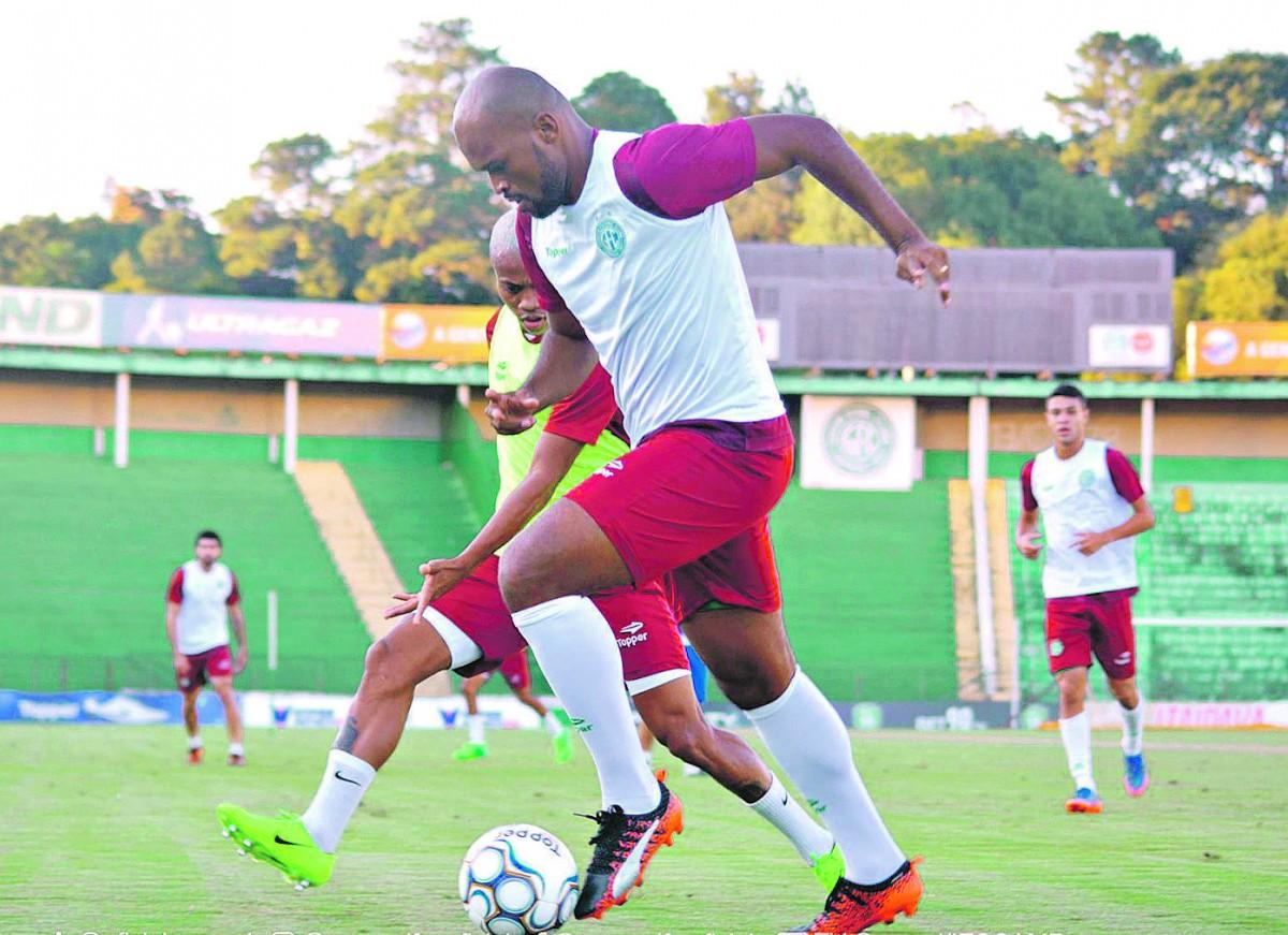 Apresentado na quinta-feira, o zagueiro Edson Silva fará a sua estreia com a camisa bugrina na partida que começa às 19h15, na Arena Castelão (Guarani Press)