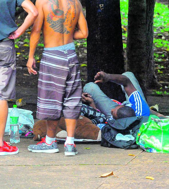 Moradores de rua em praça, na região central de Campinas: crise financeira eleva a pobreza, e o poder público não dá conta da demanda maior (Dominique Torquato)