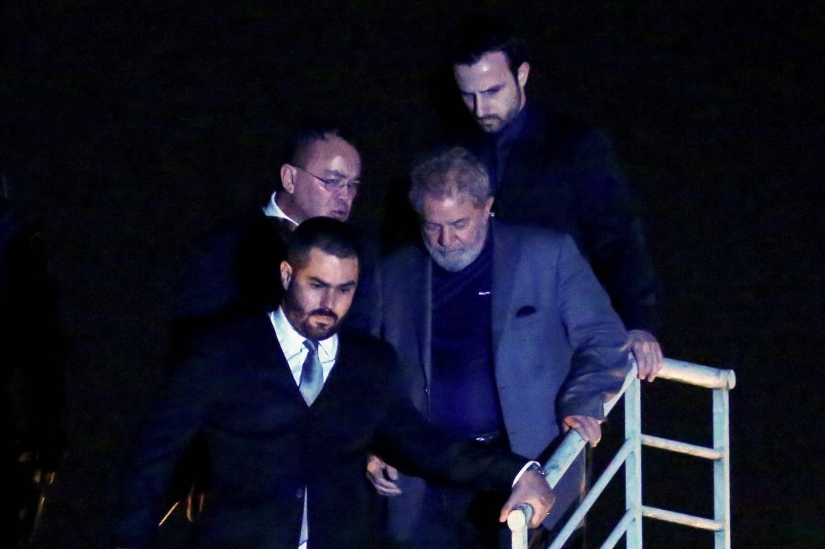 O ex-presidente Luiz Inácio Lula da Silva ingressou no sábado (7) em uma prisão em Curitiba (AFP PHOTO / Heuler Andrey )