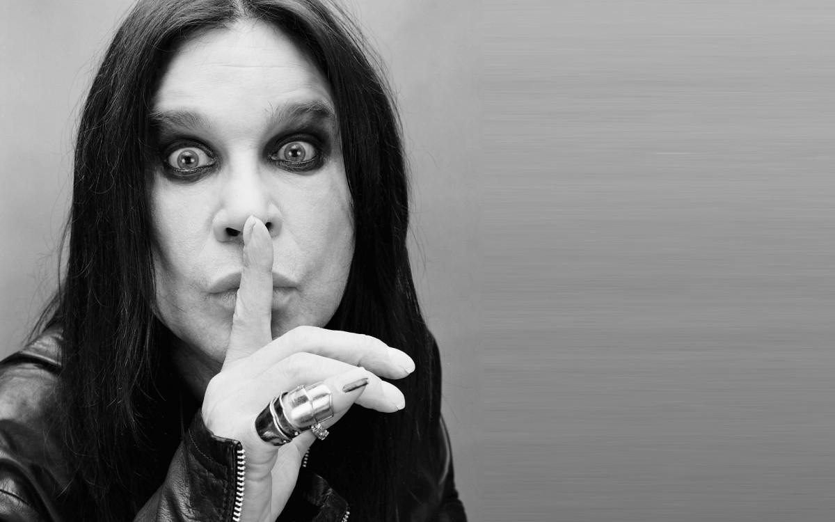 O vocalista veste sua desgastada porém resistente armadura para falar sobre o que realmente lhe toca (Divulgação)