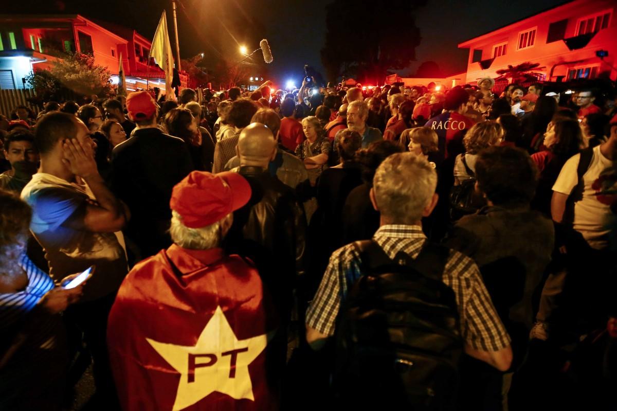 Um grupo de manifestantes passou a noite no local, mas ficou na parte externa do isolamento feito neste domingo pela Polícia Militar (Heuler Andrey / AFP)