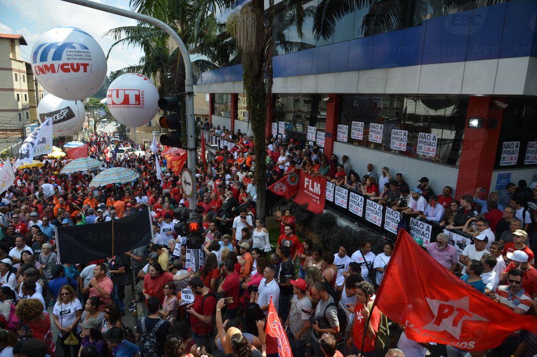  Manifestação em apoio ao Lula no Sindicato dos Metalúrgicos do ABC (Rovena Rosa/Agência Brasil)