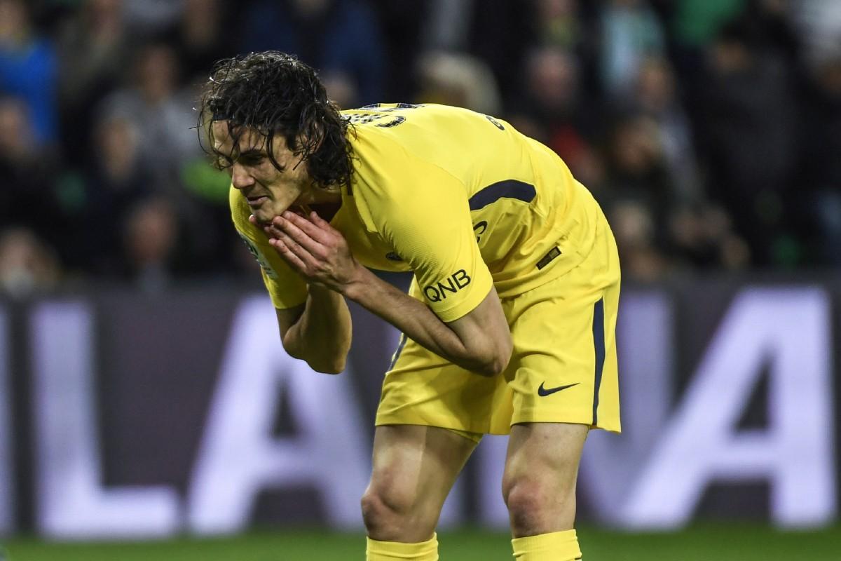 Cavani lamentando resultado do PSG (AFP)