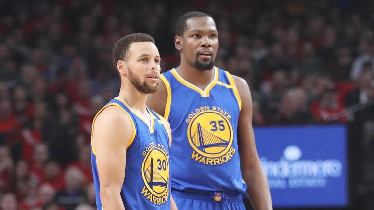 Durant e Curry durante jogo da NBA (AFP)