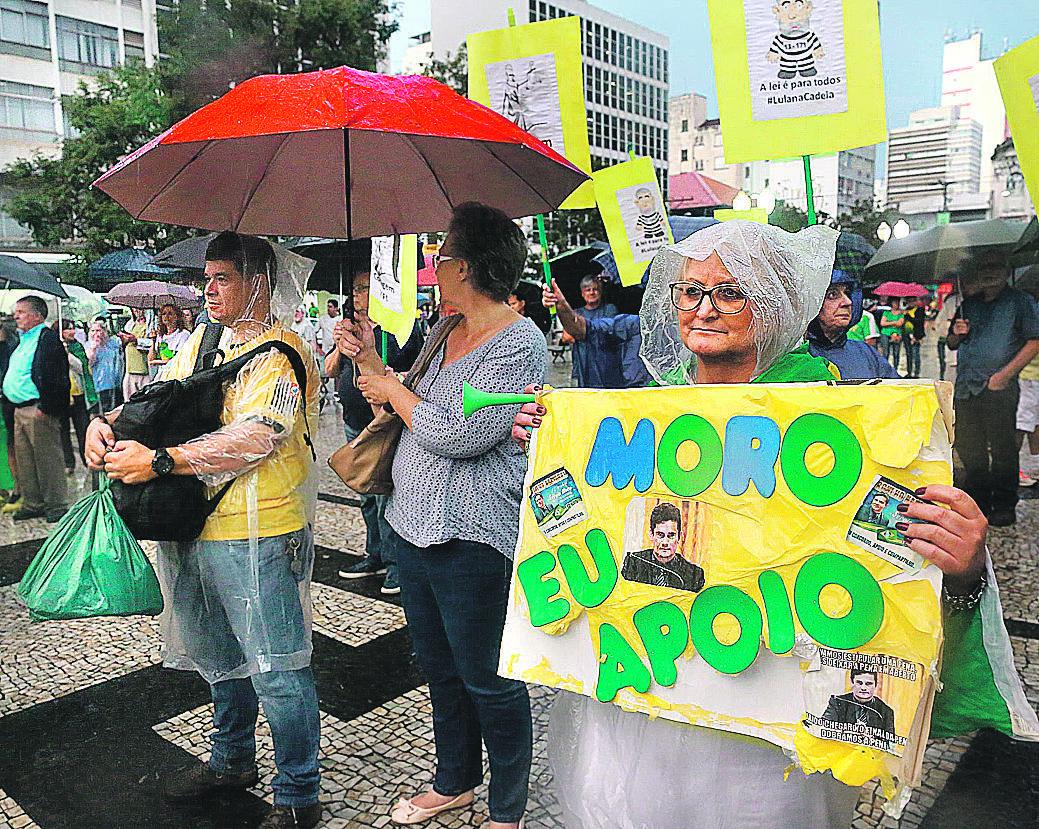 Mulher presta homenagem ao juiz federal Sérgio Moro, em manifestação contra Lula no Largo do Rosário (Leandro Ferreira/AAN)