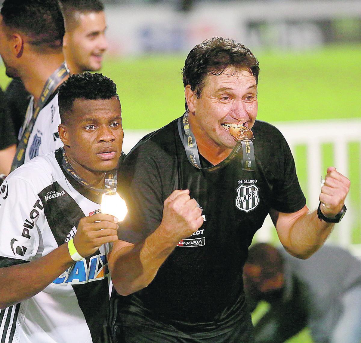 João Brigatti vibra com após a conquista do Troféu do Interior: título não fará com que o fracasso na primeira fase seja esquecido pela diretoria  (Leandro Ferreira/AAN)