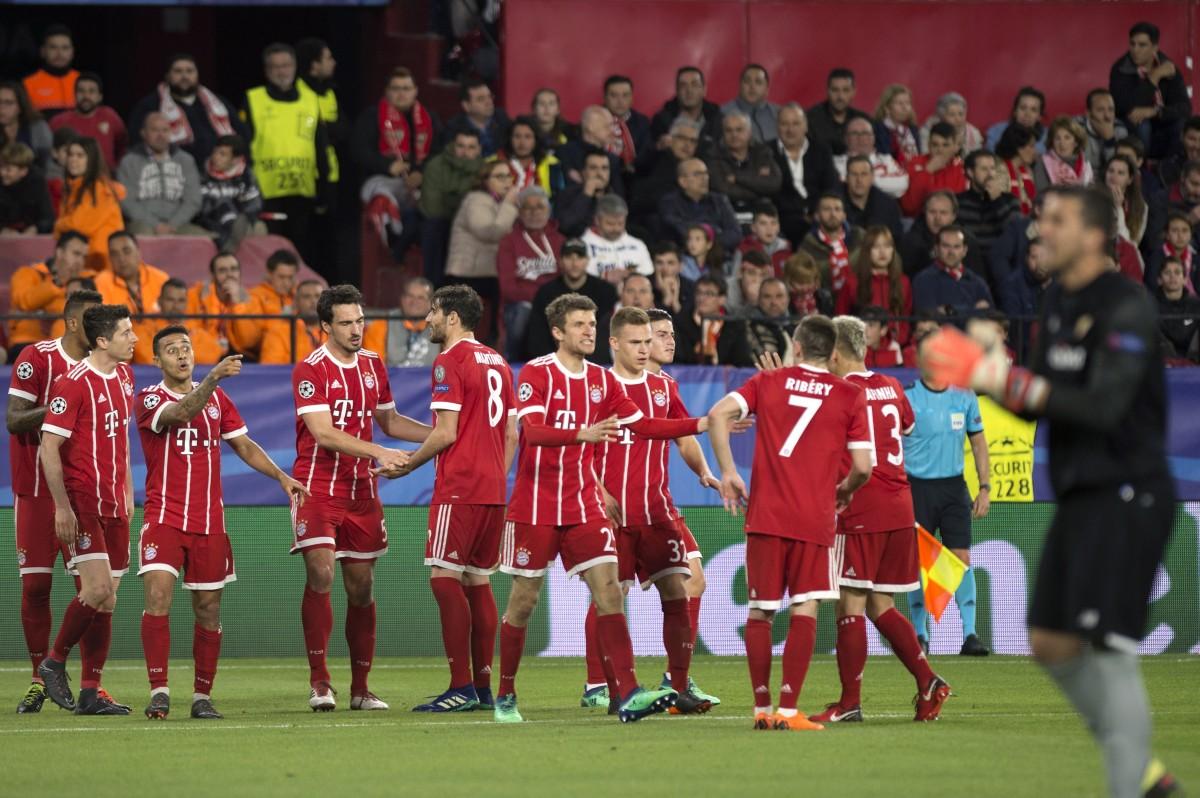 Jogadores do Bayern comemoram gol contra o Sevilla (AFP)
