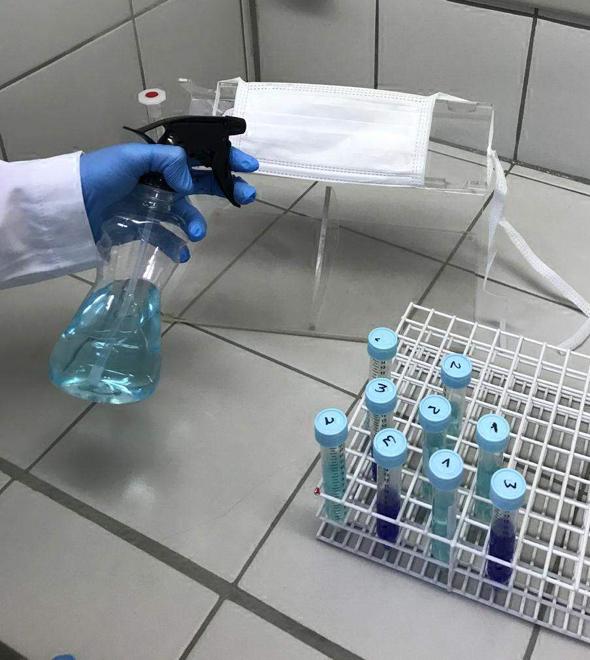 O spray desenvolvido pela Unicamp tem várias aplicações, como recobrir máscaras de proteção e EPIs (Divulgação)