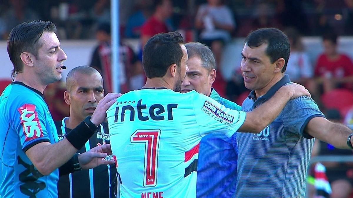 Autor do gol do São Paulo na vitória por 1 a 0 sobre o Corinthians no domingo, pela ida da semifinal do Campeonato Paulista, o meia Nenê minimizou nesta segunda-feira as polêmicas do clássico (Reprodução)