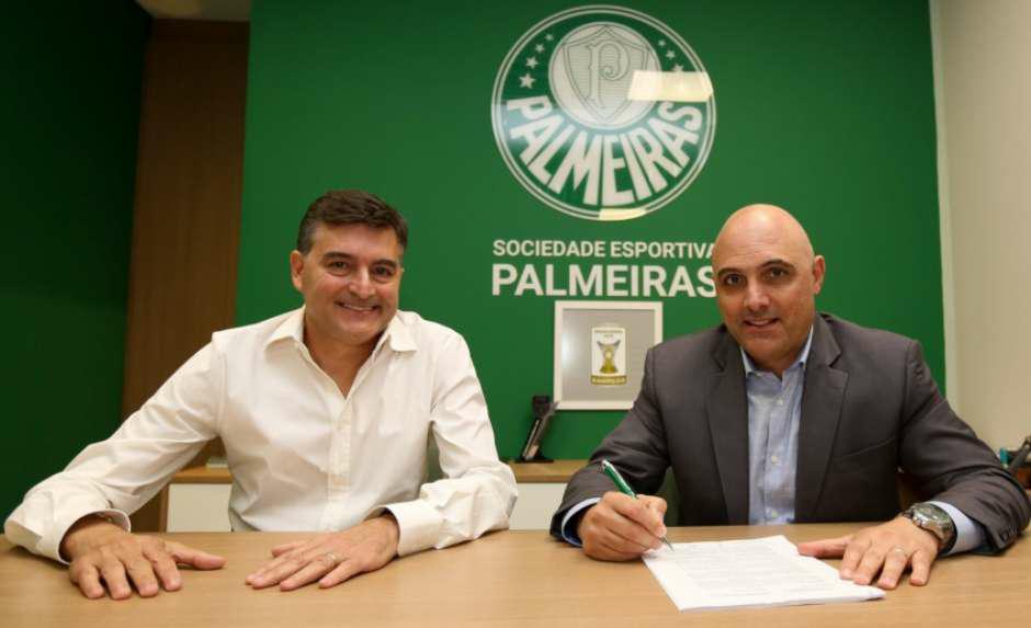 O Palmeiras oficializou na tarde desta quinta-feira a parceria com a Puma como a nova fornecedora de material esportivo do clube ( )