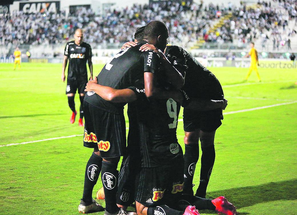 Jogadores da Ponte comemoram o 1º gol, que saiu em um momento em que o Mirassol levava mais perigo (Leandro Ferreira/AAN)