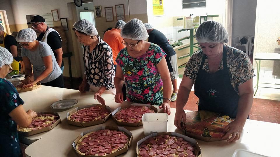 As pizzas custam R$ 25,00 cada e estão disponíveis nos sabores muçarela e calabresa. (Divulgação)