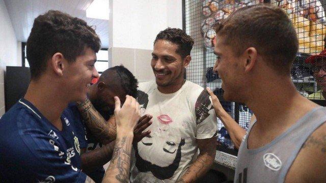 O centroavante Guerrero se reapresentou ao Flamengo nesta terça-feira após receber autorização da Fifa para retomar os treinamentos no clube (Divulgação)