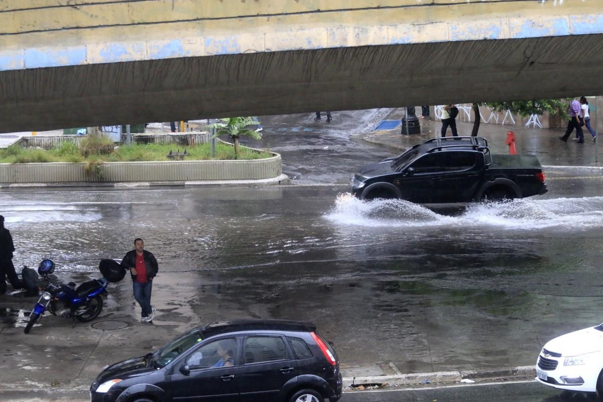 Há alertas de alagamento para a zona oeste, sudeste, norte, centro e também nas marginais Tietê e Pinheiros. (Taba Benedicto/Folhapress)