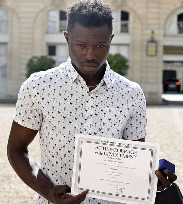 Jovem que salvou menino ganha nacionalidade francesa (Divulgação)