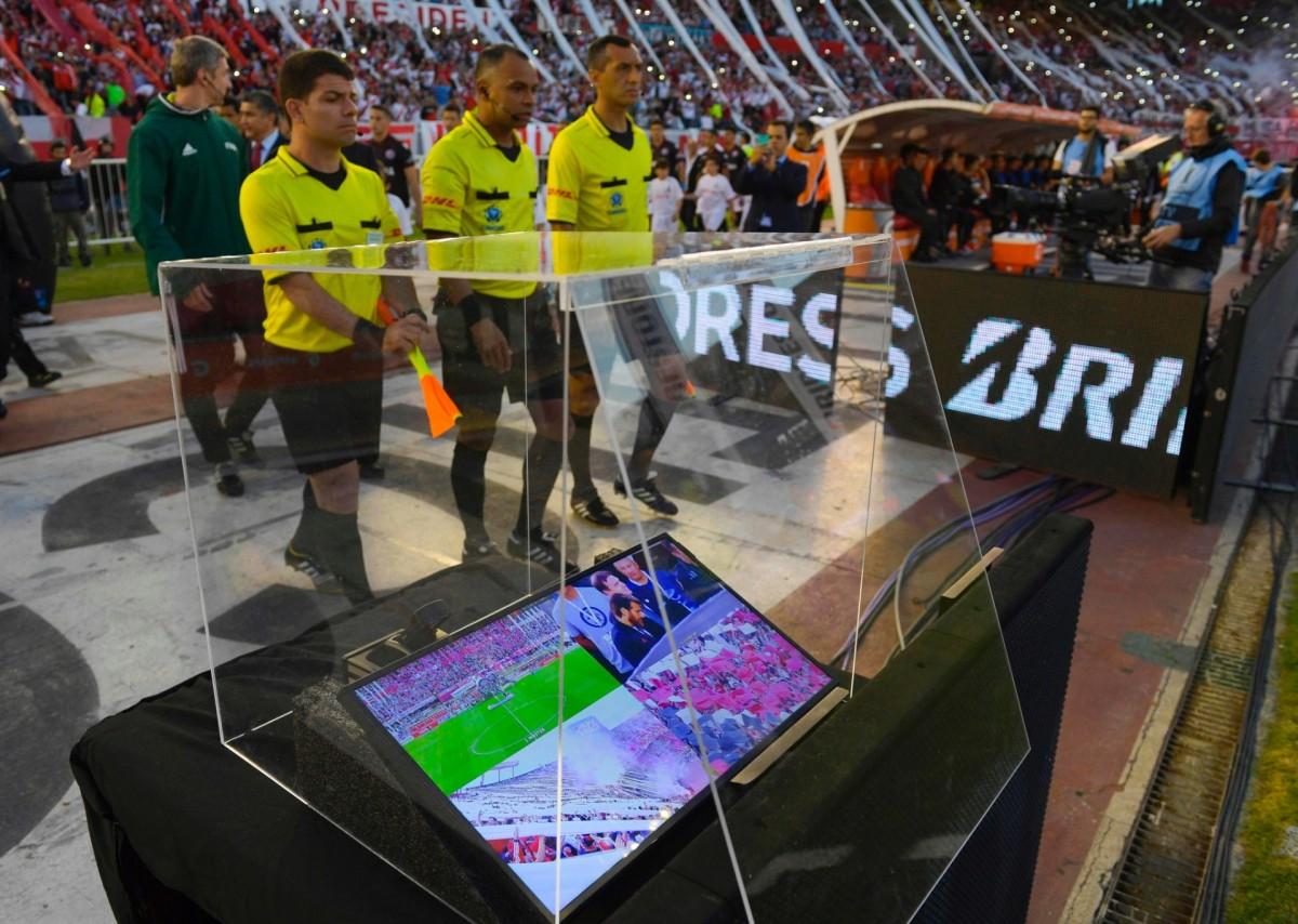 Fifa confirmou nesta sexta-feira o uso da tecnologia do árbitro de vídeo (VAR, na sigla em inglês) na Copa do Mundo da Rússia ( )