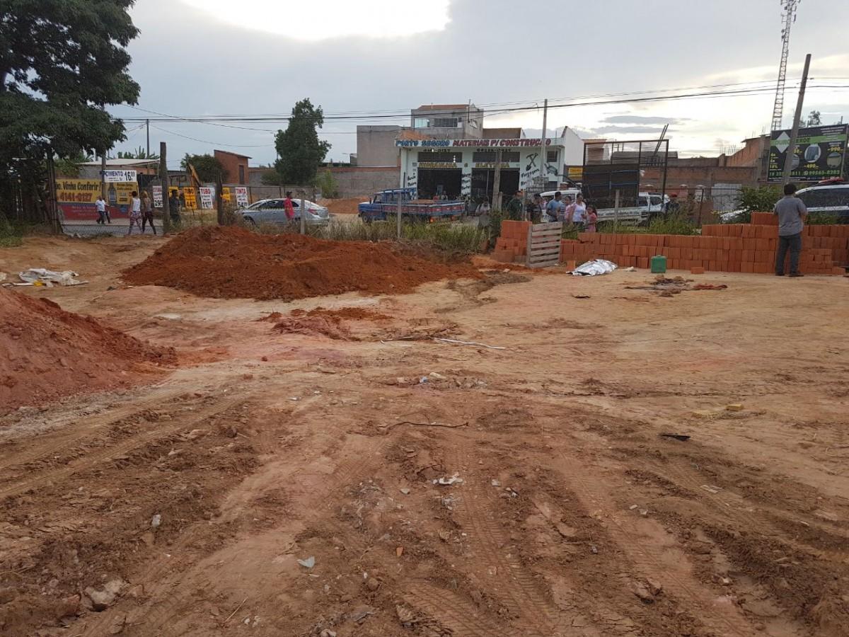 O corpo estava enterrado em uma fossa, em um terreno em obras, no bairro Cidade Satélite Iris 1, no distrito do Campo Grande. (Beatriz Maineti)