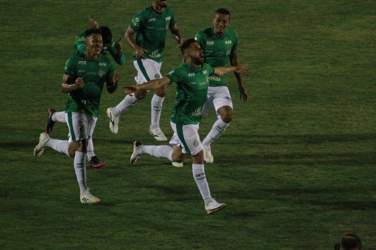 Lucas Abreu abre os braços para comemorar o gol salvador do Guarani (Leandro Ferreira/AAN)