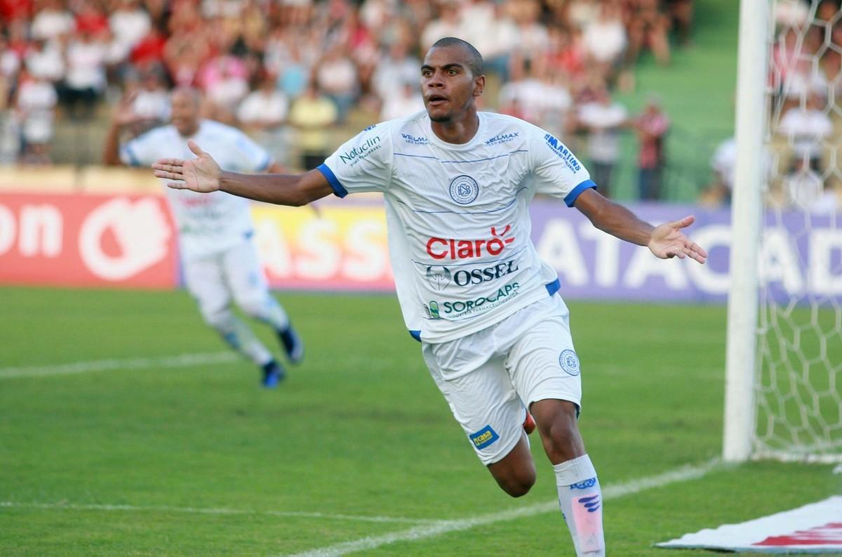O lateral-direito Régis será o novo reforço do São Paulo ( )