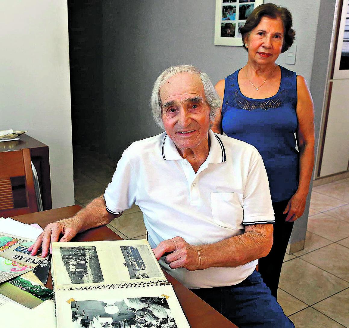 Victório Alberto Pacci, o Alemão, hoje com 83 anos, mostra recortes de jornal e álbum de fotografias, ao lado de sua mulher, dona Margarida: "Eu ganhava meu salário pra dirigir, e não para bisbilhotar" (Leandro Ferreira/AAN)