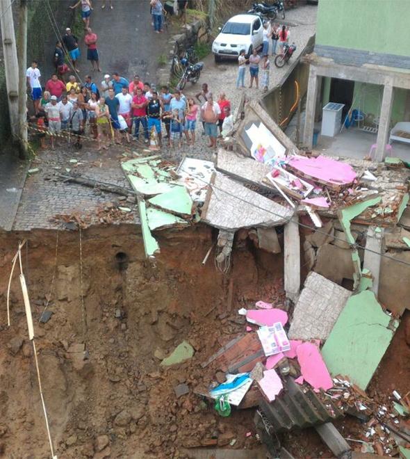 Criança morre após deslizamento de terra em Petrópolis, no Rio (Divulgação)